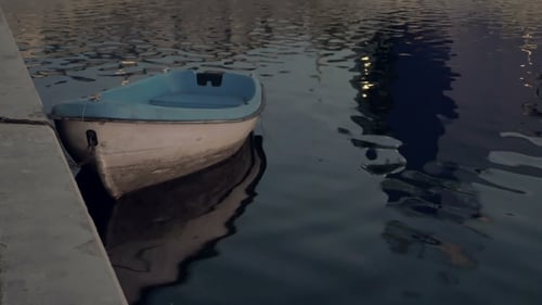 Boot auf dem Wasser am Kai Moorage bei Sonnenuntergang