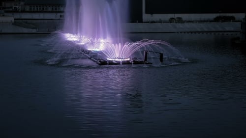 Fonte brilhante na lagoa de água ou rio