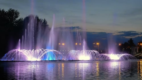 Fontaine lumineuse colorée avec un beau reflet