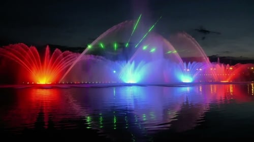 Fontaine lumineuse colorée avec un beau reflet