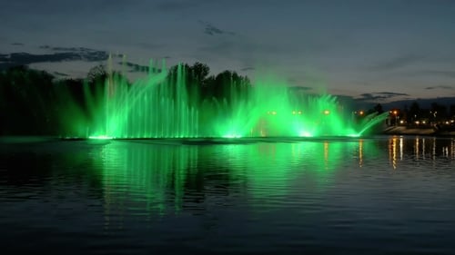 Fontaine lumineuse colorée avec un beau reflet