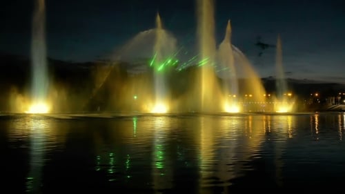 Fontaine lumineuse colorée avec un beau reflet