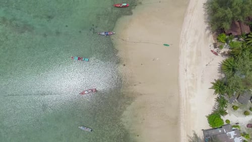 Der Blick von oben auf einen tropischen Strand