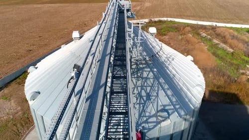 Moderner Getreidespeicher an einem sonnigen Tag. Metallkonstruktion auf der Oberseite des Getreideaufzugs