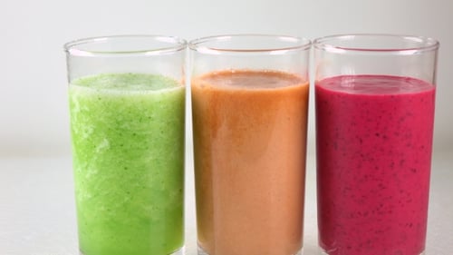 Trois verres de smoothies aux légumes multicolores