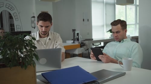 Journée de travail dans le grand bureau contemporain moderne
