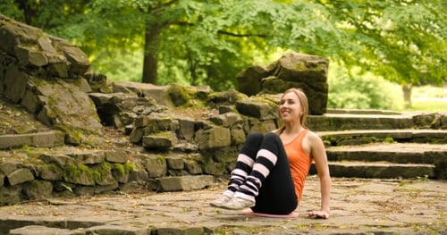 Femme Exercice Faire des Situps En Entraînement Extérieure
