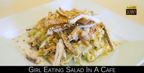 Mädchen isst Salat in einem Café 15