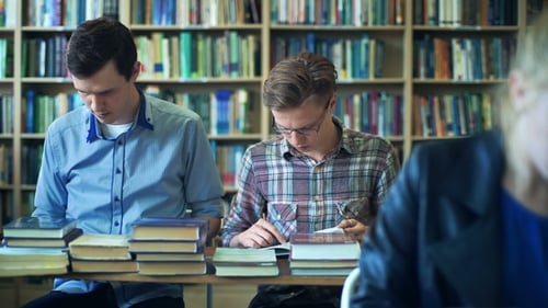 Eine Gruppe von Studenten studiert in der Bibliothek.