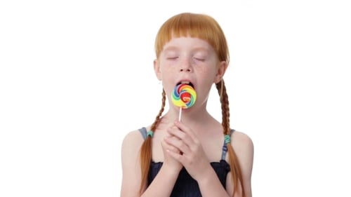Little Ginger Girl est en train de lécher une sucette