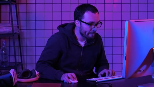 Hacker en el hackeo de computadoras