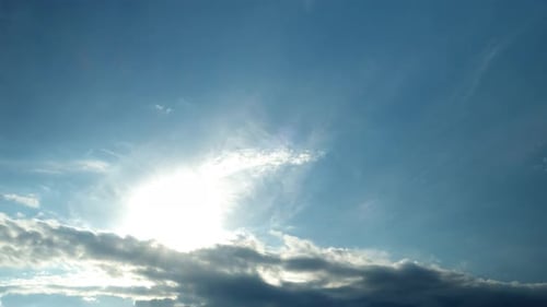 Timelapse de nuvens pesadas clarear ao nascer do sol