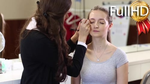 Esteticista faz sobrancelha mulher