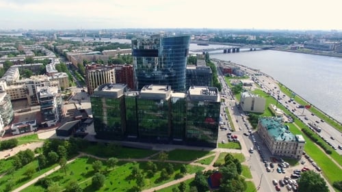 Luftaufnahme des Business Centers in der Nähe des Flusses