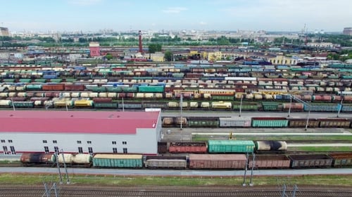 Eisenbahnhof mit vielen Eisenbahnlinien und Zügen