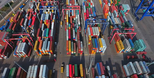 Hafen mit Fracht