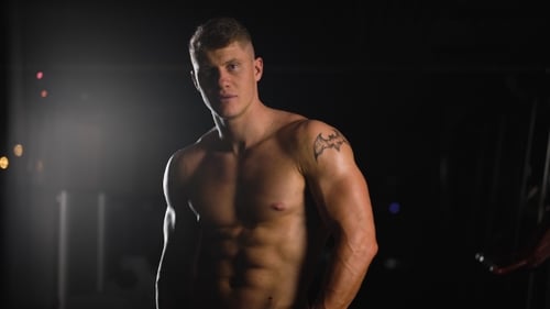 Bodybuilder in Topform. Schöne junge Athletin posiert für eine Fotosession