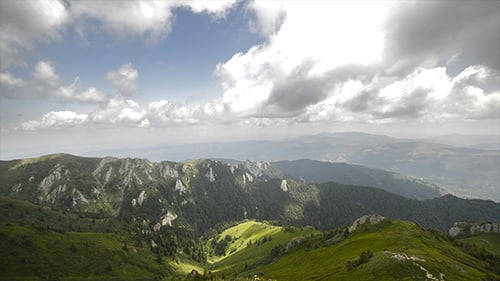 Wolken über den spektakulären Bergen