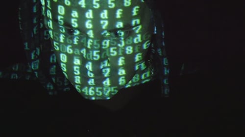 Männliches Gesicht des Hackers mit Binärcode-Projektionen.