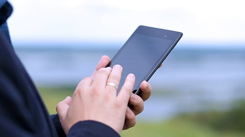 Mann nutzt digitales Tablet