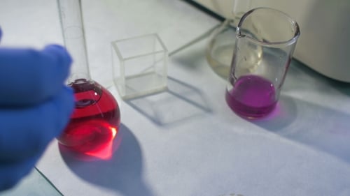 El químico coloca el recipiente con líquido para la prueba