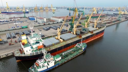 Luftaufnahme des Frachtschiffs im Hafen, das in die Laderäume geladen ist