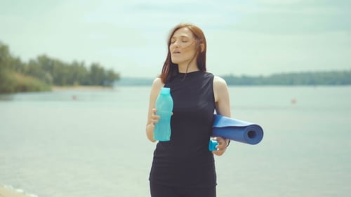 Agua potable mujer fitness