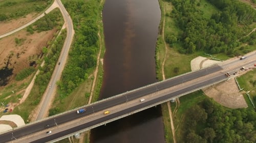 Straßenbrücke über den Fluss.