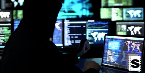 Hacker quebrando conta bancária