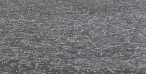 Starke Regentropfen auf der Wasseroberfläche