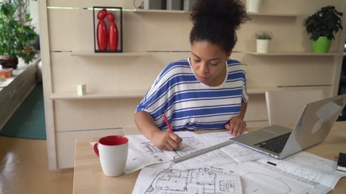 Frau Erfolgreiche Architektin Korrekter Entwurf auf Blaupause im Büro.