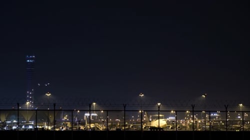 Belebter Flughafen bei Nacht 02