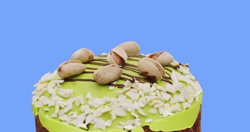 Los pasteles de Pascua están decorados con pistachos y glaseado verde