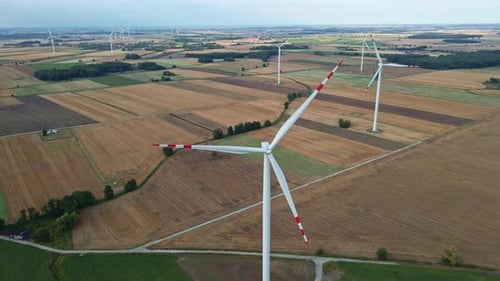 Windmühlenturbine im Feld am Sommertag
