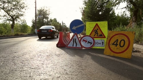 Panneaux de signalisation installés dans le pieu, pendant la réparation de la route