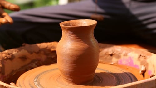 Potter fabrique de l'argile à poterie sur un tour de potier