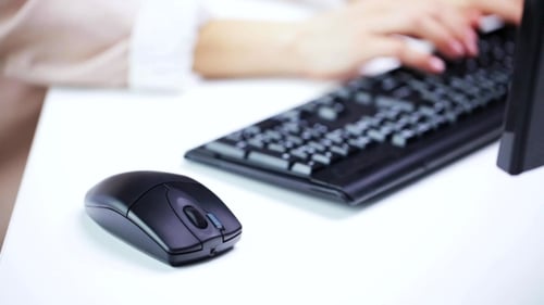Frau tippt auf Computertastatur im Büro 55