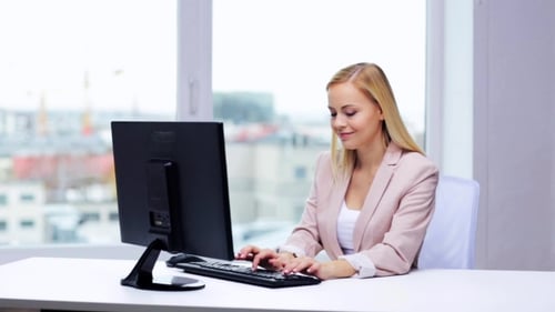 Junge Geschäftsfrau mit Computertippen im Büro 5