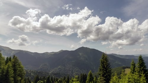 Paisaje de verano de las montañas de los Cárpatos con cielo azul y nubes