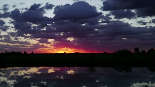 Sonnenaufgangslandschaft mit Wolken