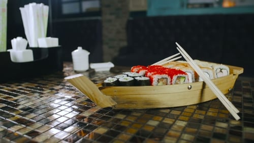 Komplette Sushi-Auf-Holzbrettschalen