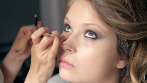 Schminken. Schminken. Lidschatten. Lidschattenpinsel, Augenlid, Smockey Eyes und Frisur