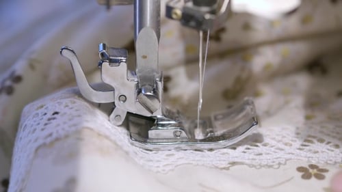 Auf einer Nähmaschine wird der Prozess angezeigt