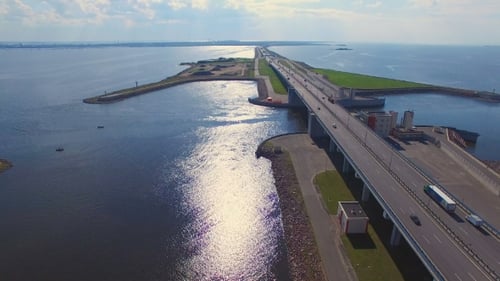 Vue aérienne du pont routier au-dessus de l'eau, qui se trouve au niveau du barrage