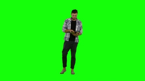 Homem usando óculos de virtualidade. Tela verde