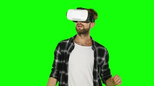 Un hombre con una máscara de realidad virtual mira a su alrededor