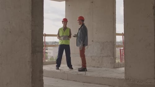Arbeiter stehen auf der Baustelle