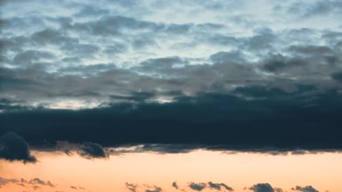 Himmel bei Sonnenuntergang. Heller Dramatisch Himmel mit flauschigen Wolken. Gelb-, Orange-, Blau- und Magentafarben, Morgendämmerung