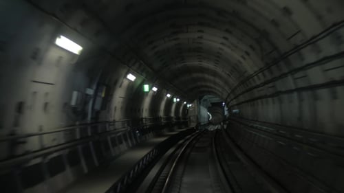 Zug macht sich auf den Weg im dunklen unterirdischen Tunnel