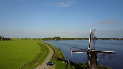 Paysage aérien de Doris Mooltsje, le plus ancien moulin à tête d'araignée de Frise